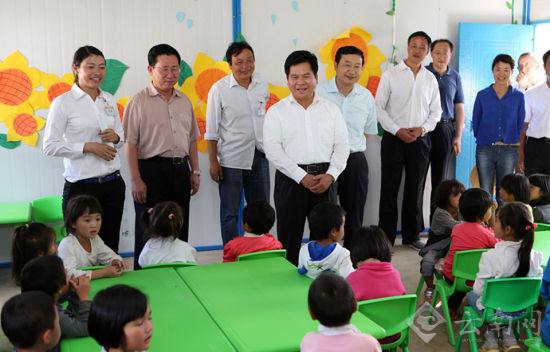 9月1日云南省长李纪恒赴鲁甸地震灾区查看教学开展情况